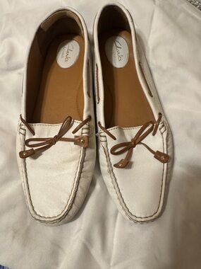 Clarks White Leather Moccasin Loafers with Brown Bow Trim